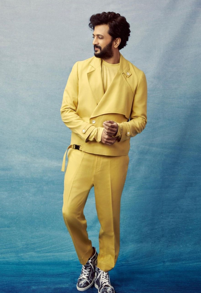 Riteish Deshmukh looks dapper in all-yellow outfit - 1