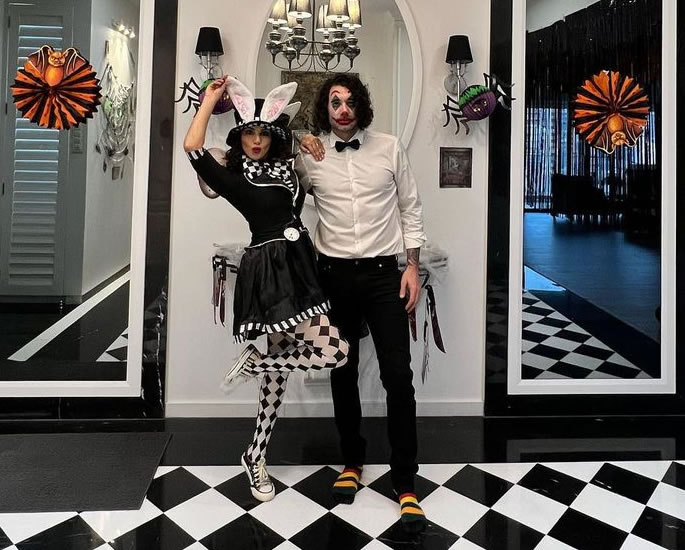 Sunny Leone shares Pics of Family Halloween Party 4