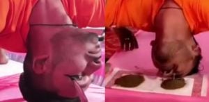 L'uomo indiano applica l'eyeliner con il coltello facendo il ponte f