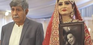 Pakistani Bride carries Picture of Late Mother to Wedding f