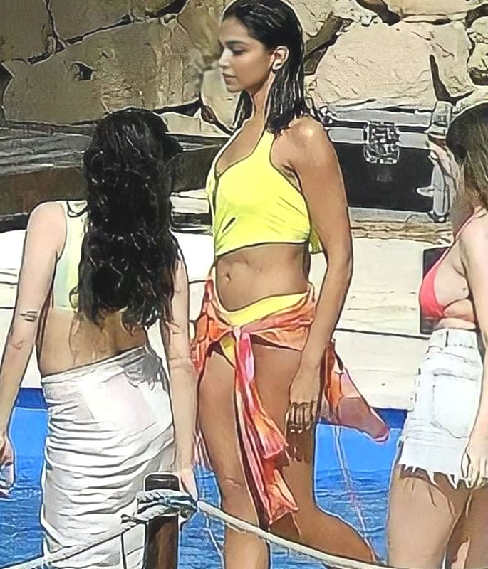 Deepika Padukone stuns as Bikini Pics from Pathaan Leak 3