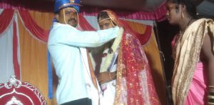 Indian Bride marries another Man after Groom turns up Late f