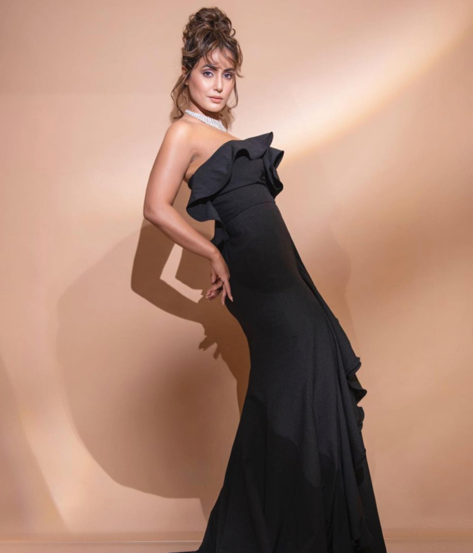 Hina Khan stuns in Black Ruffle Gown - 1