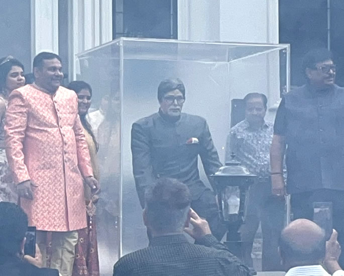 US Indian Man installs Amitabh Bachchan Statue at Home 2