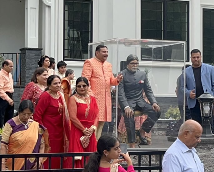 US Indian Man installs Amitabh Bachchan Statue at Home