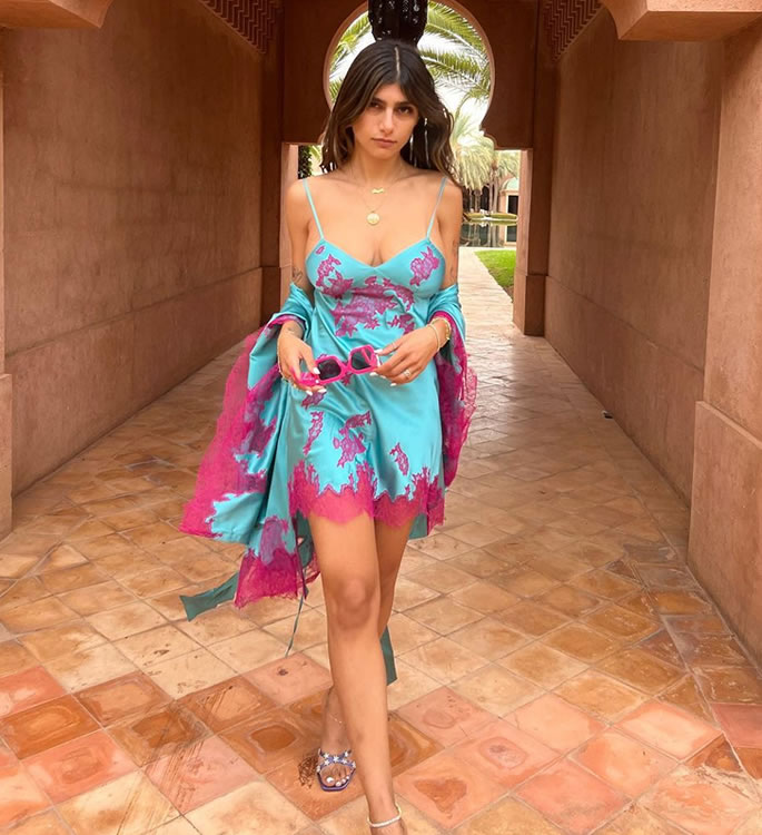 Mia Khalifa dances to 'Body Paint' with alluring Sexy Moves