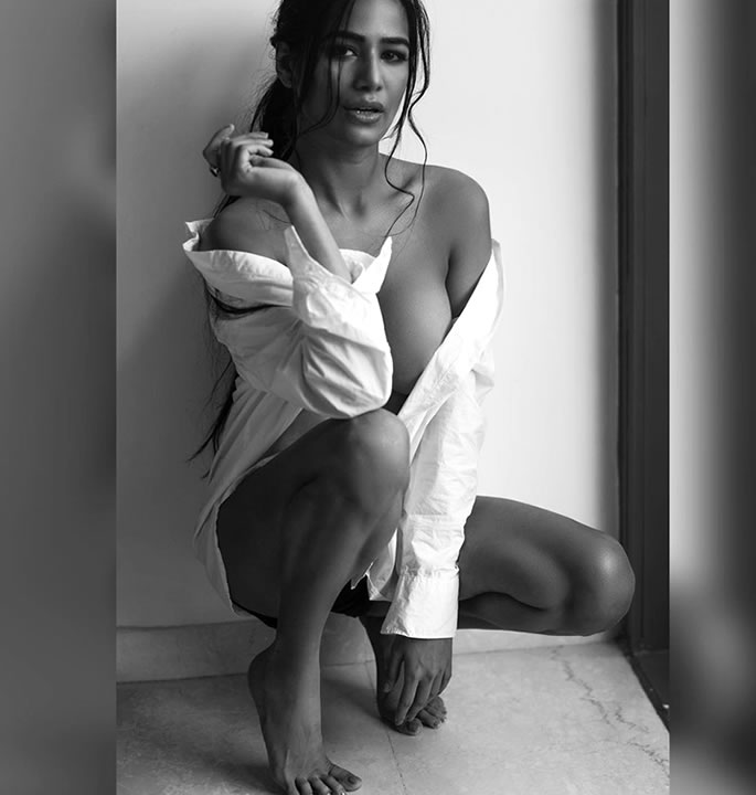 Poonam Pandey quotes Picasso along with Sultry Pics