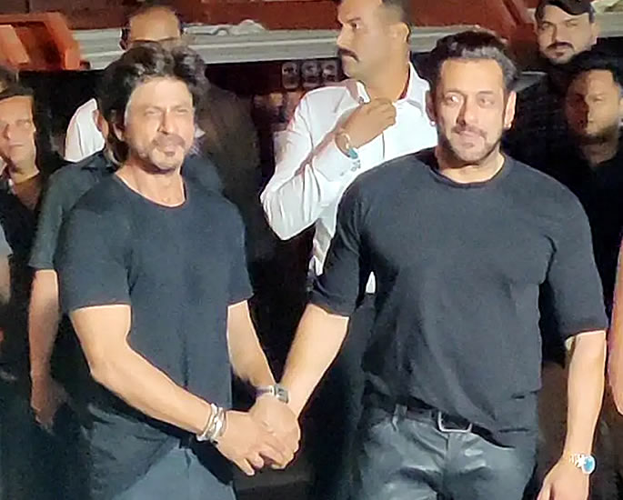 SRK attends Salman Khan's 57th Birthday Bash - duo