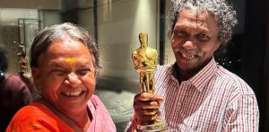 'The Elephant Whisperers' Couple pose with Oscar trophy - f