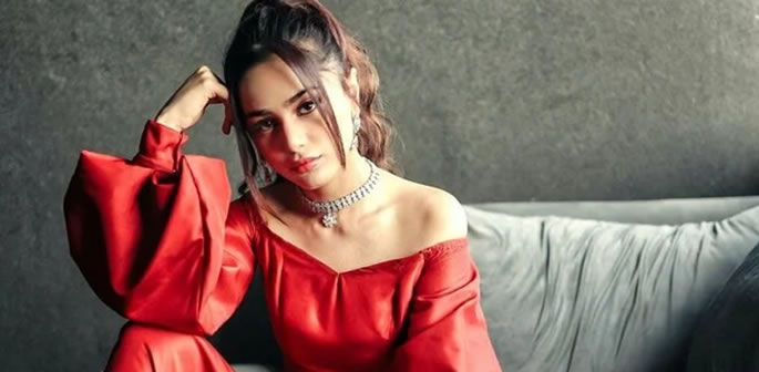 685px x 336px - Aima Baig recorded 5 Songs for Bollywood | DESIblitz
