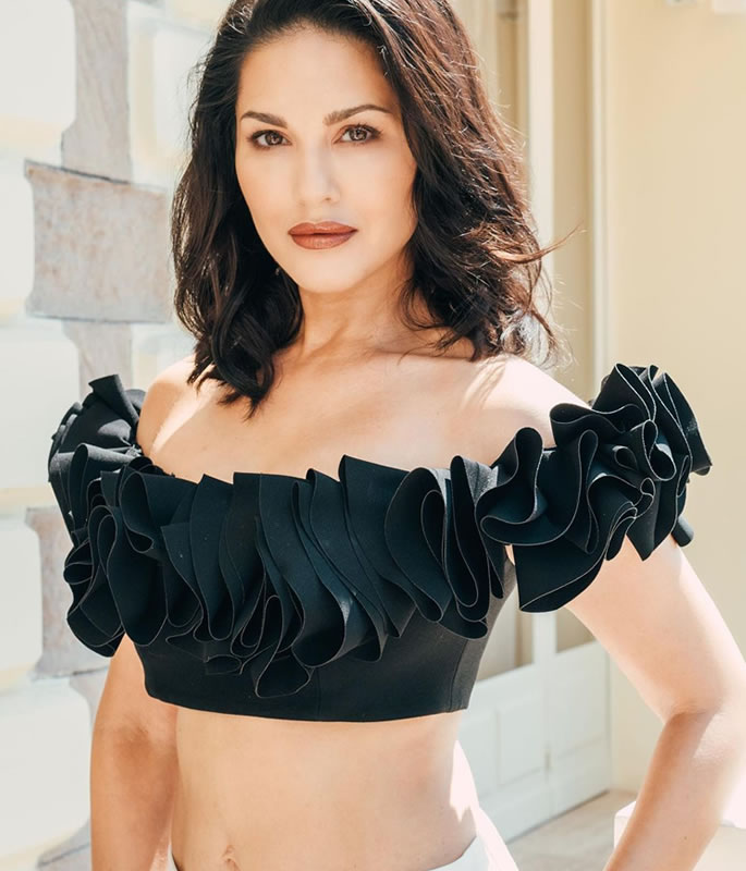 Sunny Leone dazzles at Cannes with Monochrome Outfit