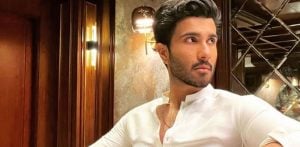 Feroze Khan esorta i fan a lasciare in pace la sua ex moglie f
