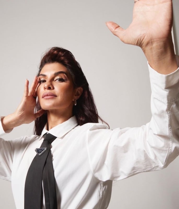 Jacqueline Fernandez raises Temperatures in Micro Mini Skirt - 4