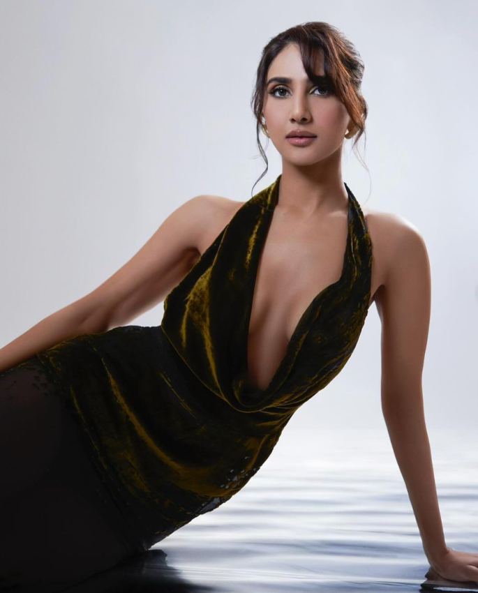 Vaani Kapoor sizzles in Peter Dundas Backless Gown - 2