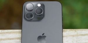 Pakistani Woman arrested for Smuggling iPhones to avoid Tax f