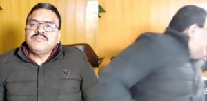 L'esperto di cricket Mohsin Ali tenta di colpire la moglie durante il live su YouTube f