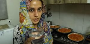 L'Iftar Vlog di Iqra Aziz suscita indignazione f
