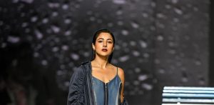 Shehnaaz Gill ruba la scena alla Lakme Fashion Week f