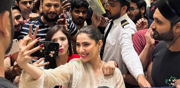 Fans swarm Mahira Khan at her Fashion Launch Event f
