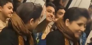 दिल्ली मेट्रोमध्ये भारतीय महिला जबरदस्तीने पुरुषांच्या मांडीवर बसली आहे