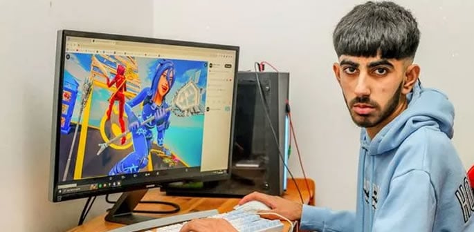 શાળાનો છોકરો મહિને £2k કમાય છે અને હોબીને સાઇડ હસ્ટલ f માં ફેરવે છે