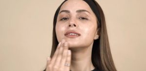Nimra Khan ha trollato per la sua routine di cura della pelle "antigienica" f