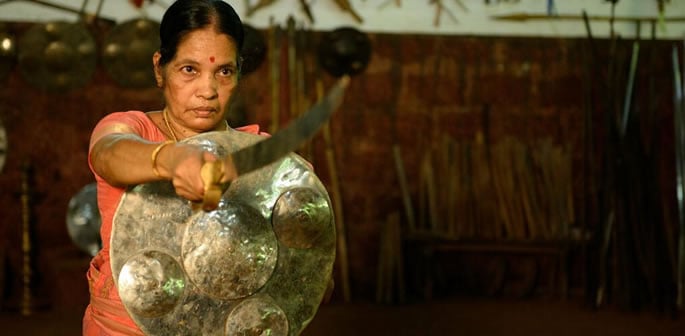 Kutana na 'Sword Granny' mwenye umri wa miaka 82 ambaye hufundisha Sanaa ya Vita ya Kale zaidi nchini India f