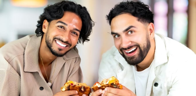 Love Island vede protagonisti Munveer e Lochan in collaborazione su Cooking Video - F
