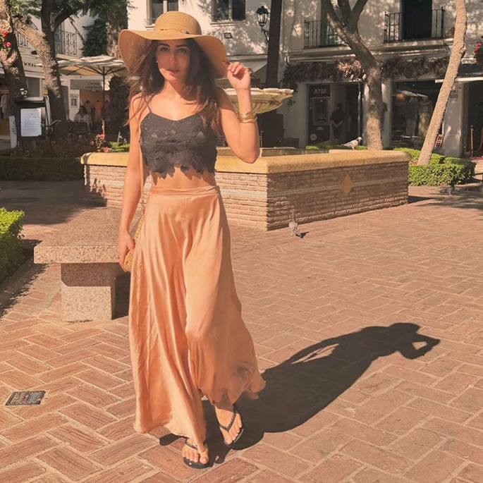 Ushna Shah calls Pakistanis 'Hypocrites' 2