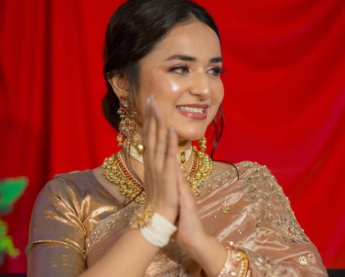 Yumna Zaidi faces Trolling for 'Overdressing' 2