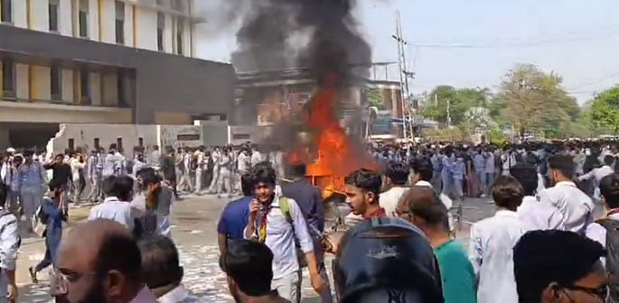 PGC கற்பழிப்பு வழக்கின் இடையே பாகிஸ்தான் எதிர்ப்பாளர்கள் தாக்கப்பட்டனர்