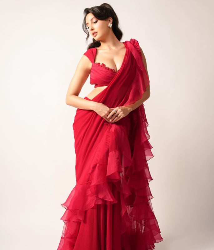 10 Bollywood Stars who Perfected the Bikini Saree Blouse Look - 1