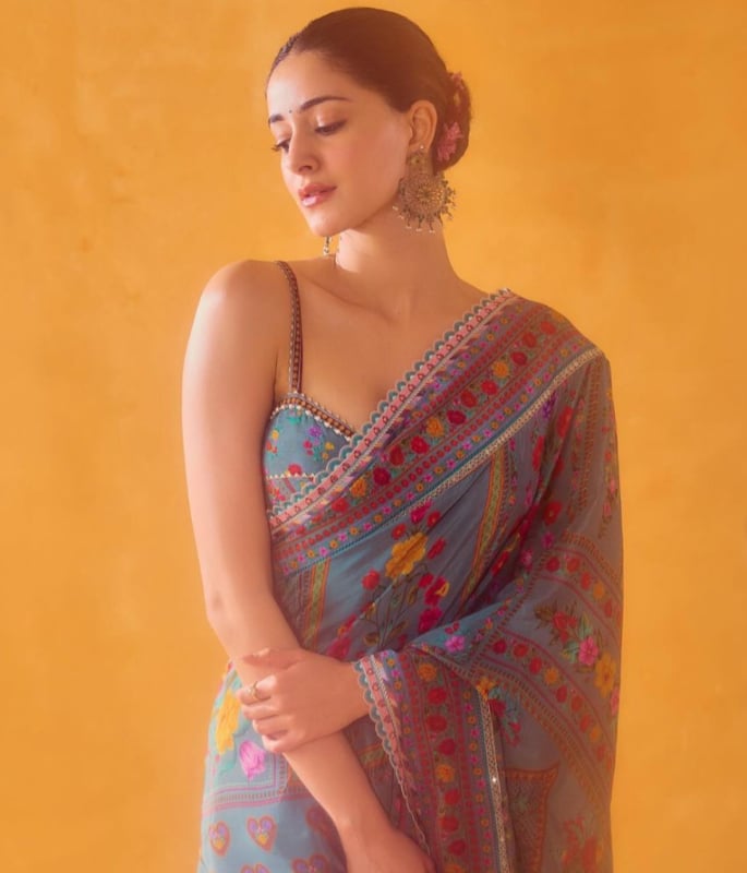 10 Bollywood Stars who Perfected the Bikini Saree Blouse Look - 4