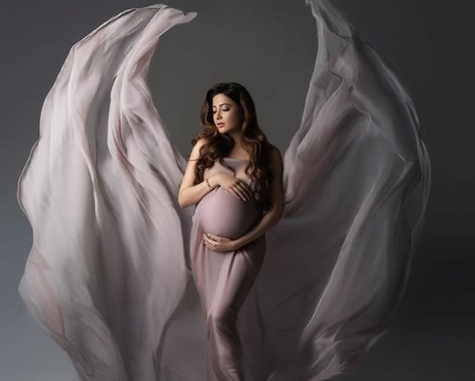 Aymen Saleem announces Pregnancy with Maternity Shoot 2
