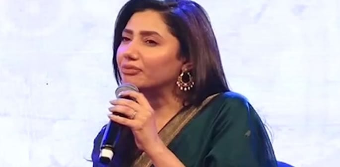 Mahira Khan captivates Fans at International Urdu Conference f