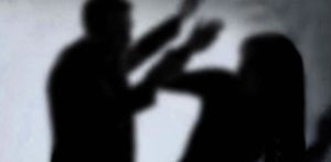 پاکستانی شخص نے بیوی اور سوتیلے بچوں پر تیزاب پھینک دیا۔