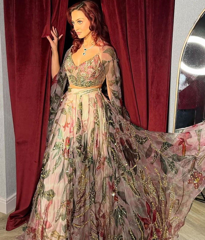 L'Amber-Rose Badrudin di The Apprentice trasuda eleganza nell'abbigliamento etnico