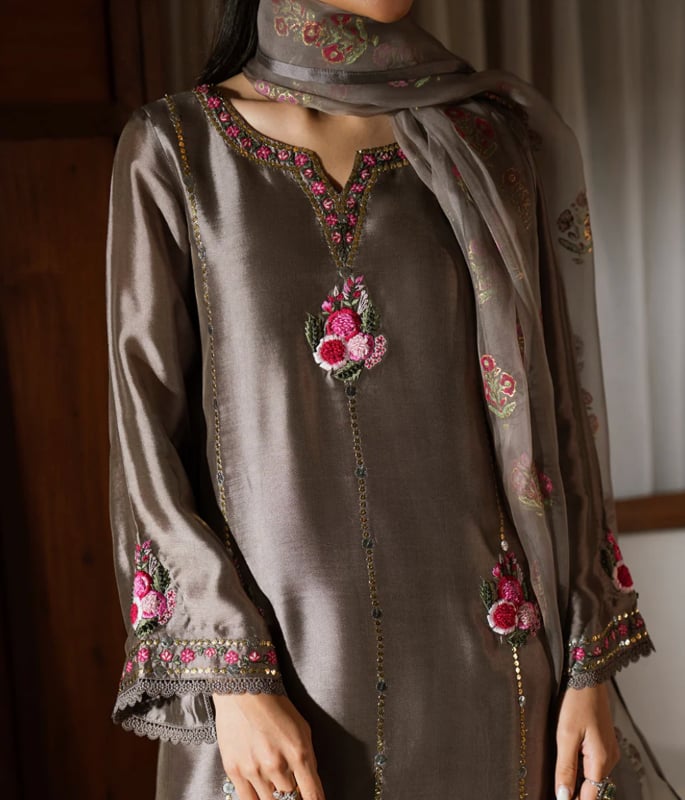 Top Ways to Style your Farshi Shalwar this Eid (1)