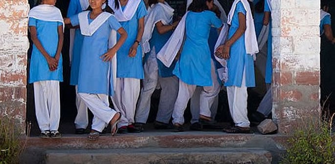 Insegnanti indiani costringono le studentesse a spogliarsi per il controllo del ciclo mestruale