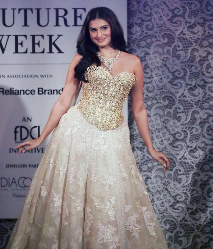 Tara Sutaria blows Kiss to 'BF' Veer Pahariya during Ramp Walk