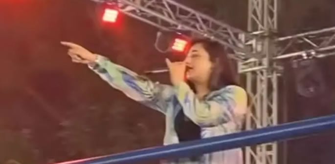 Nimra Mehra Shouts at Rowdy Fan during Concert f
