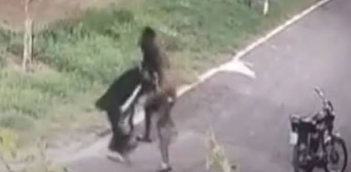 Pakistani Man Attacks Female Motorcyclist in Broad Daylight f