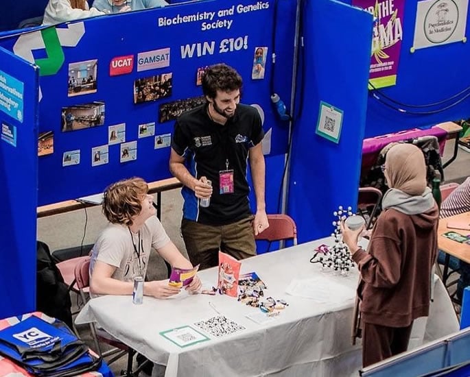 10 Freebies Students can get at University - freshers fair