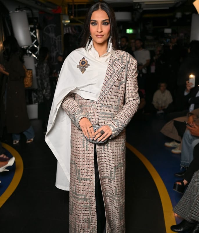 Anamika Khanna’s AK_OK makes Dazzling Debut at LFW 2