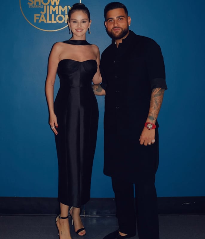 Karan Aujla poses with Selena Gomez in Viral 'Tonight Show' Pic 1