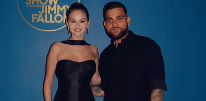 Karan Aujla poses with Selena Gomez in Viral 'Tonight Show' Pic F