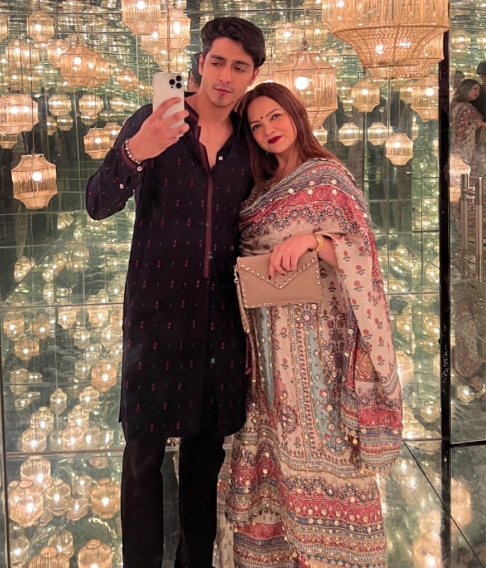 Ahaan Panday’s Deleted Diwali Pics with Mother Deanne Go Viral 1