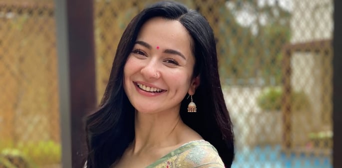 Hania Aamir Wins the Hearts of Bangladeshi Fans f