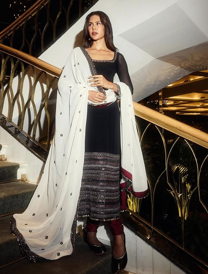 Sonam Bajwa’s Black & Ivory Look Redefines Winter Weddings 3
