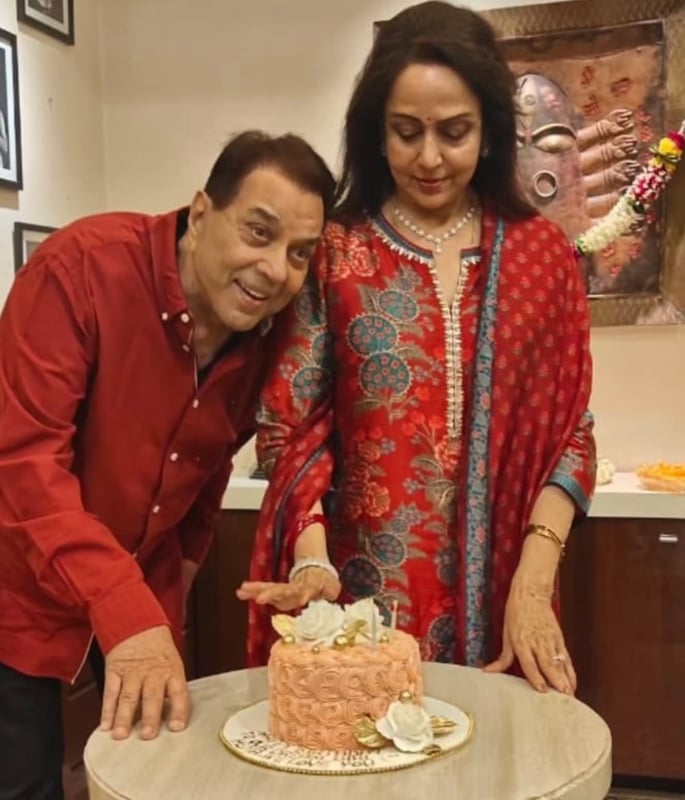 Hema Malini pays Heartfelt Tribute as Fans mourn Dharmendra